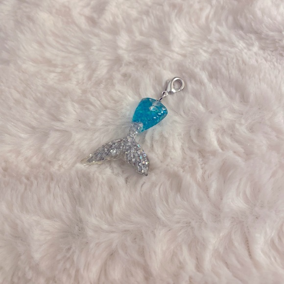 Iridescent travelers notebook w/ 2 notebook inserts and the cutest mermaid charm - Picture 5 of 5